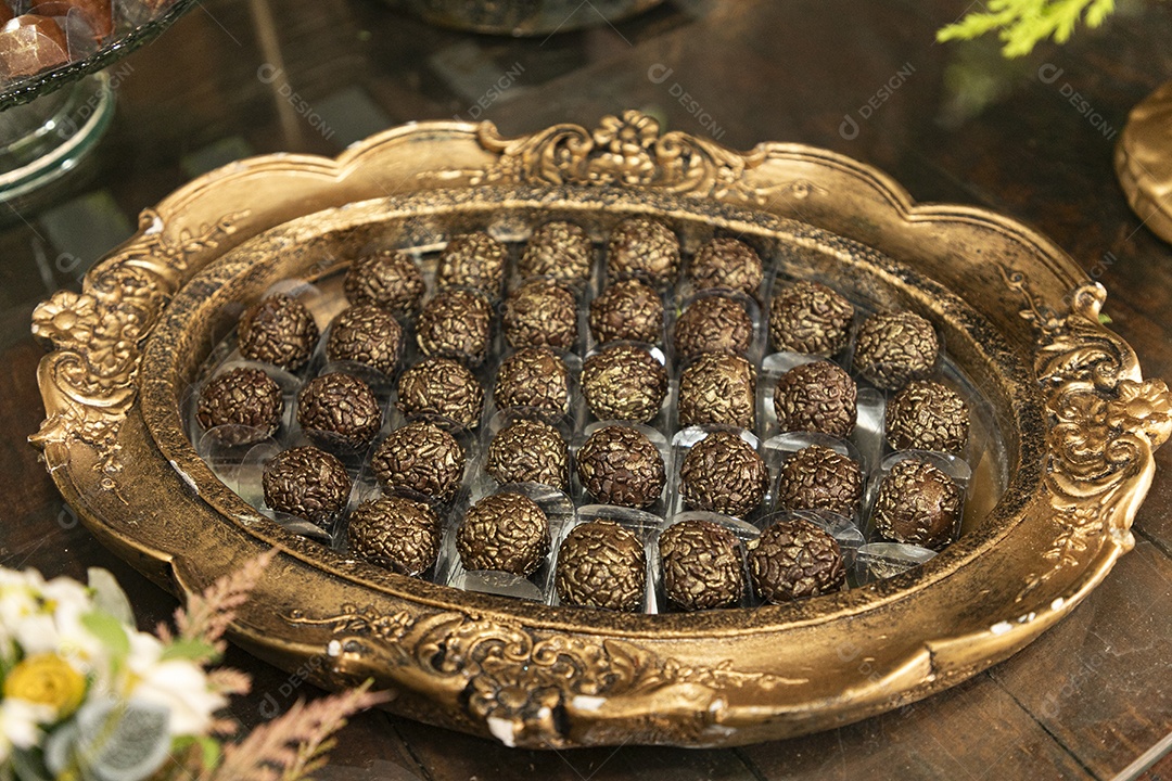 Linda forma com muitos brigadeiros para festa de casamento