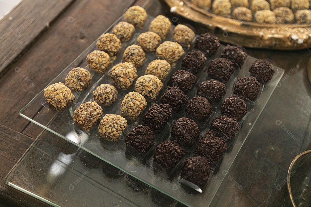 Tábua de vidro com muitos brigadeiros sobre