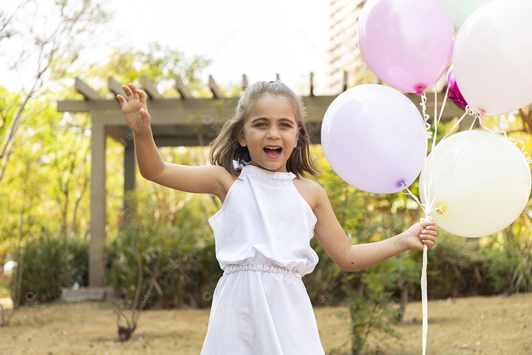 Menina linda correndo feliz com muitos balões nas mãos