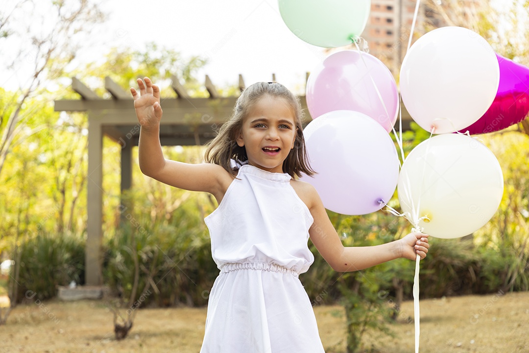 Linda menina correndo com muitos balões nas mãos