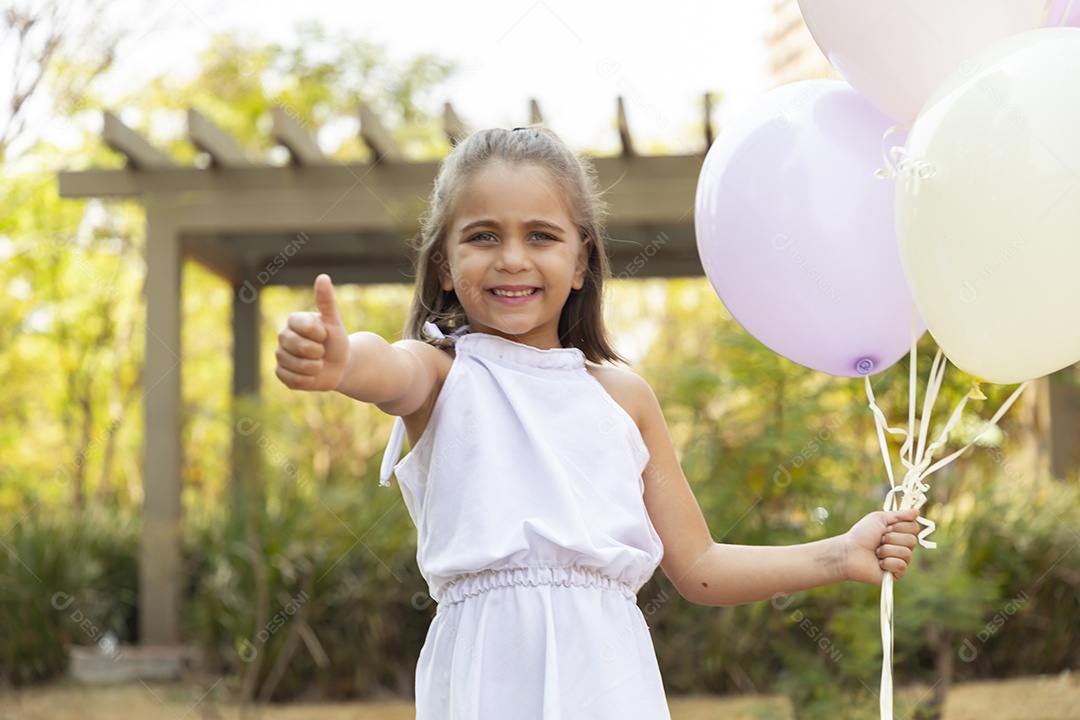 Linda garotinha com balões na mão