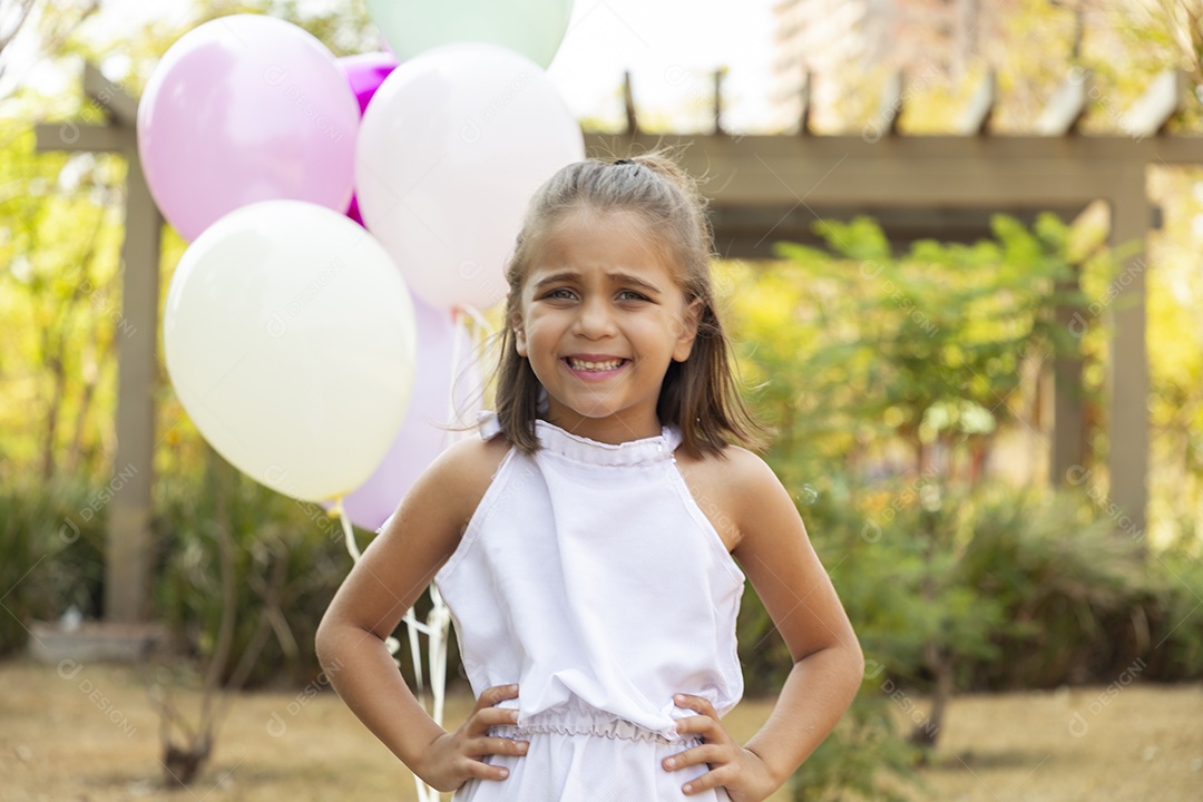 Linda garotinha com balões na mão