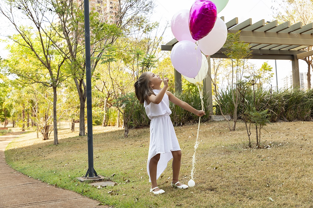 Menina linda com balões na mãos para fotos