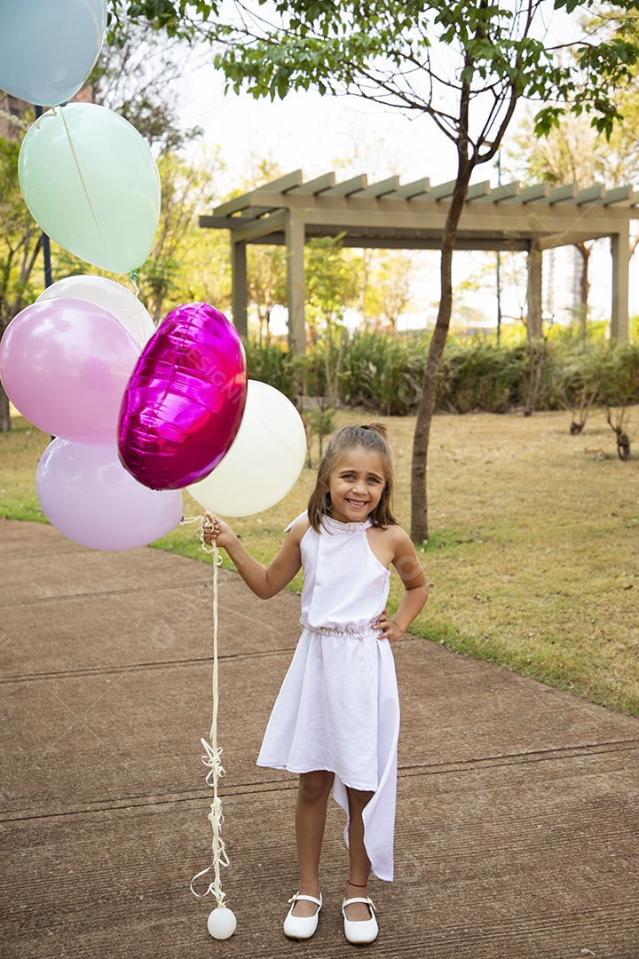 Linda menina tirando fotos para seu aniversário