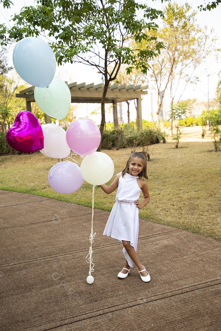 Linda garotinha tirando fotos para seu aniversário