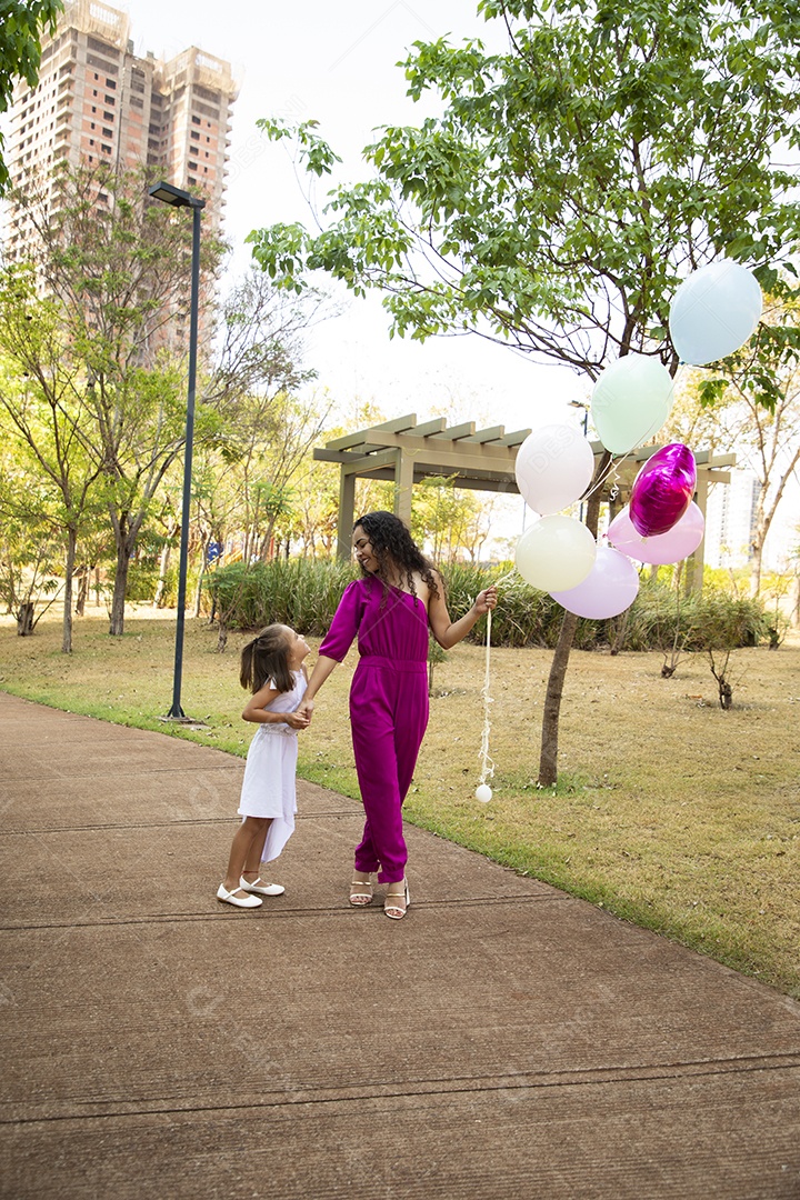 Mãe e filha lindas posando para foto de aniversário