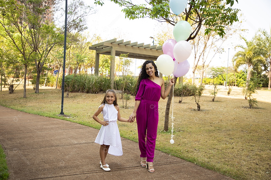 Mãe com sua filha tirando foto de aniversário