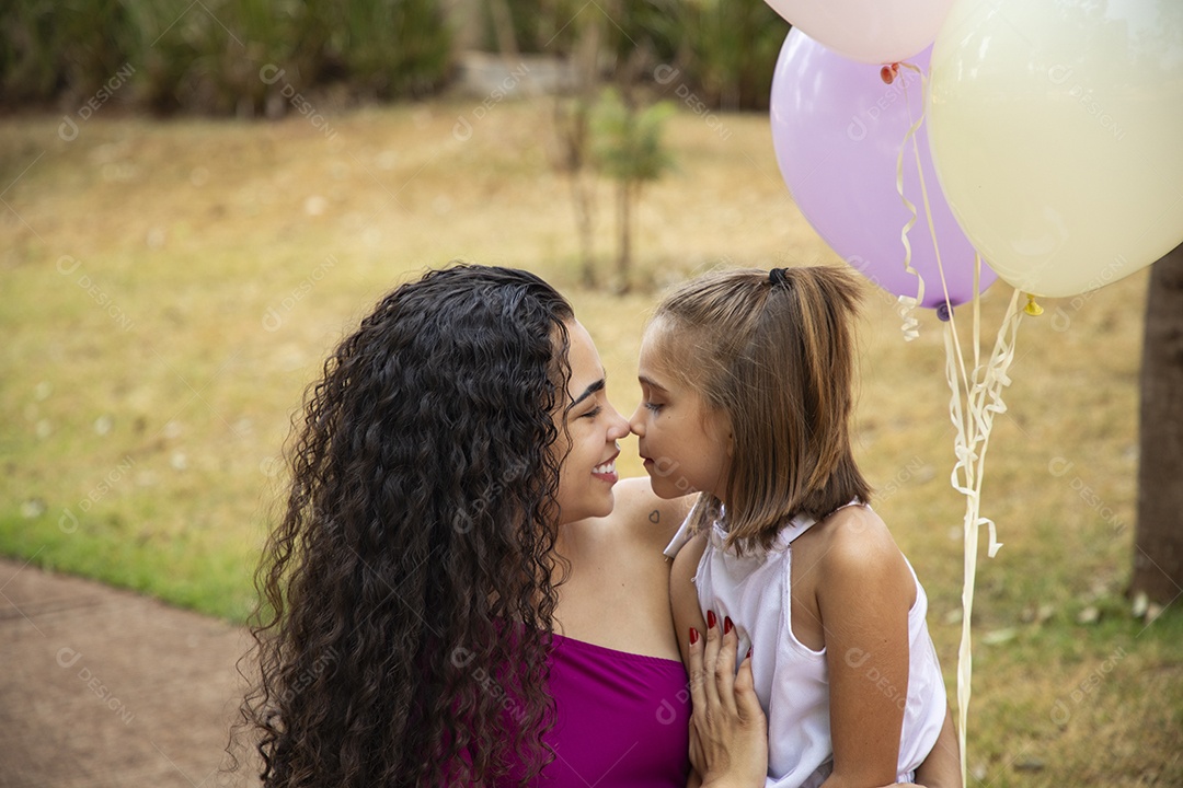 Mãe e filha com beijinho de esquimó