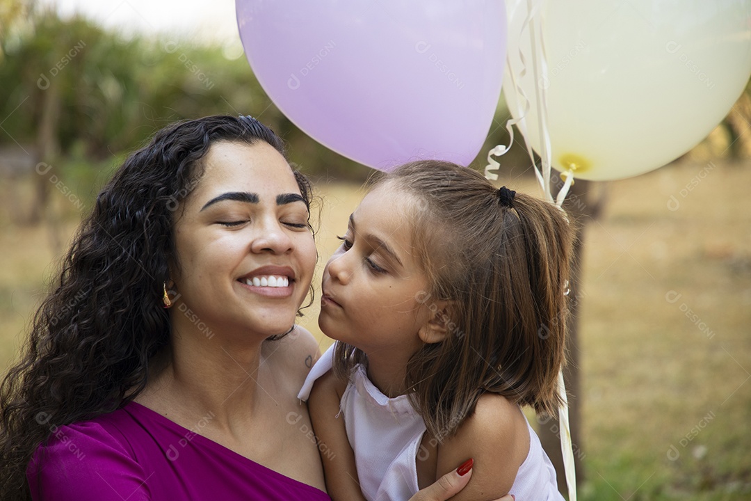 Mãe e filha juntas comemorando aniversário com balões