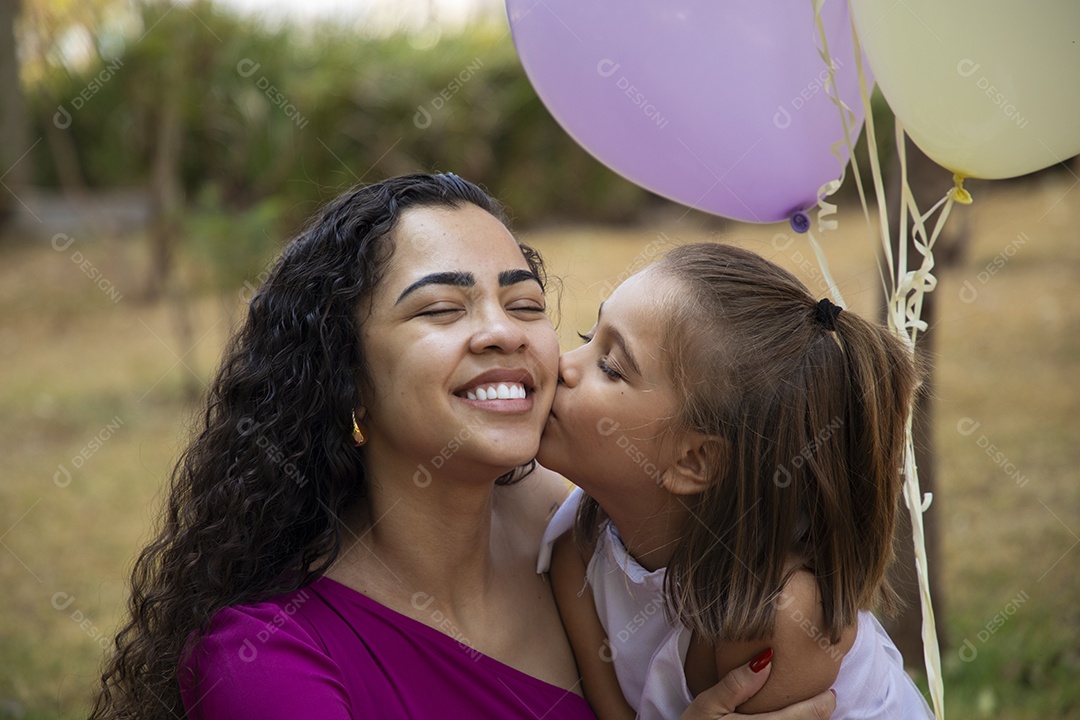 Filhando dando beijo em sua mamãe felizes