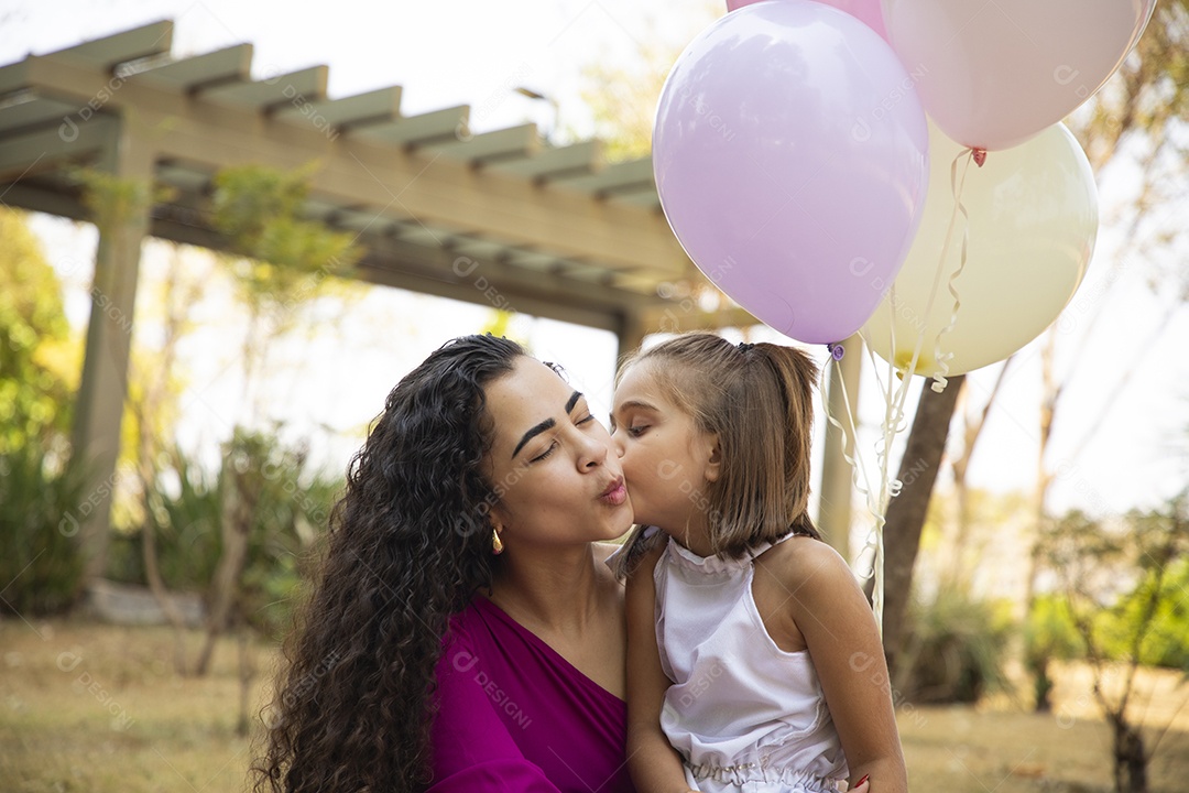 Uma mãe e filha em aniversário comemorando