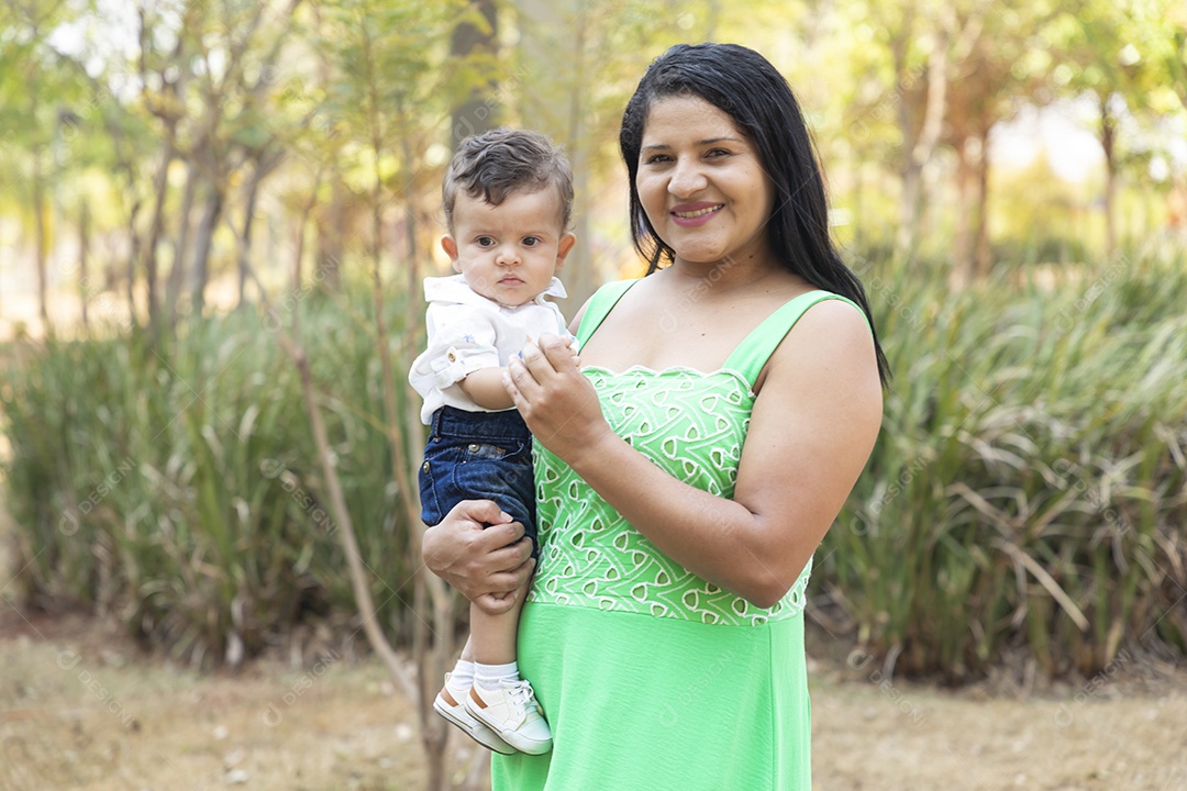 Mãe contente olhando e segurando seu bebê no colo