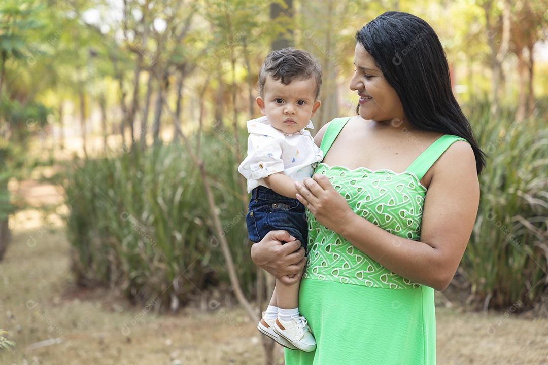 Mãe contente segurando seu bebê