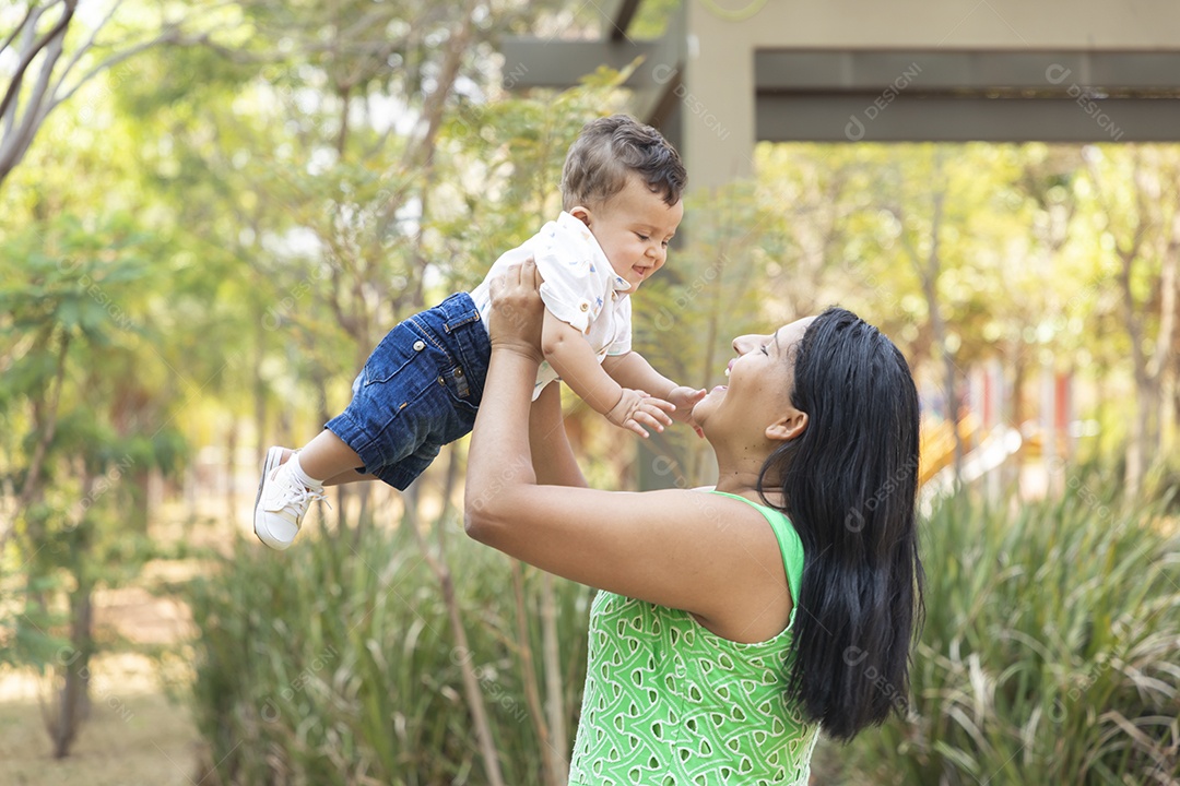 Mãe brincando com seu bebê felizes em uma parque