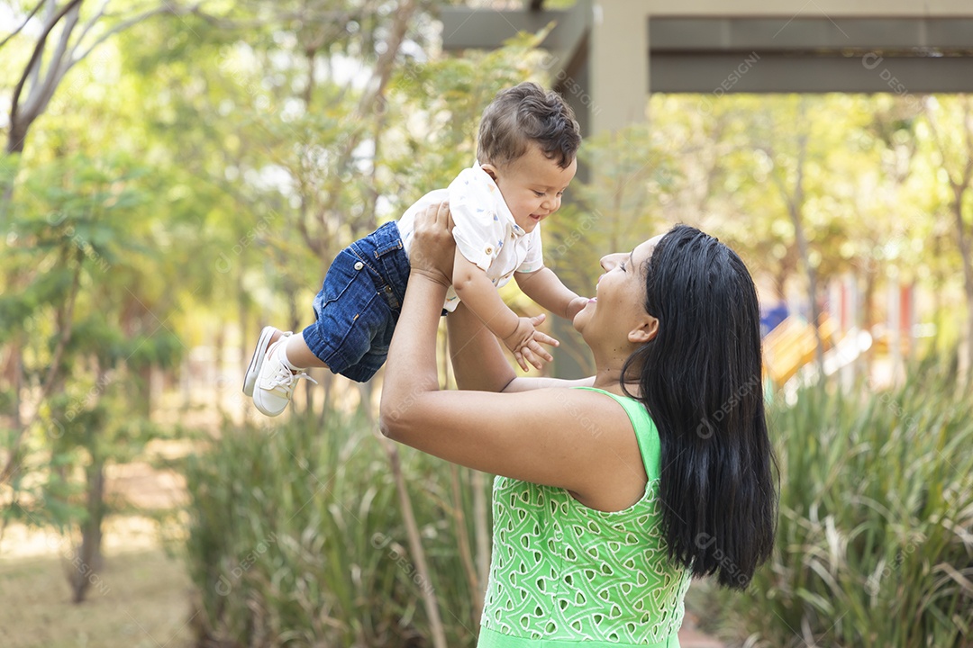 Mãe feliz com seu bebê brincando