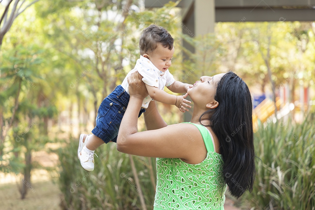 Mãe feliz com seu bebê