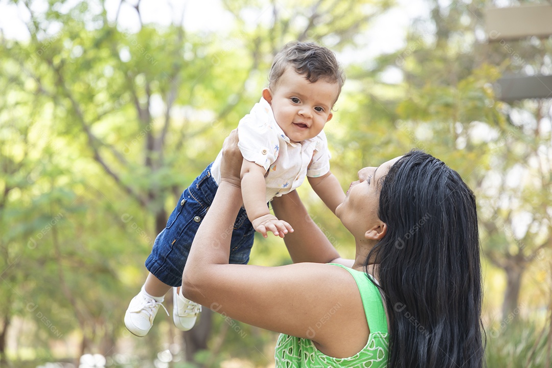 Uma mãe feliz brincando com seu bebê