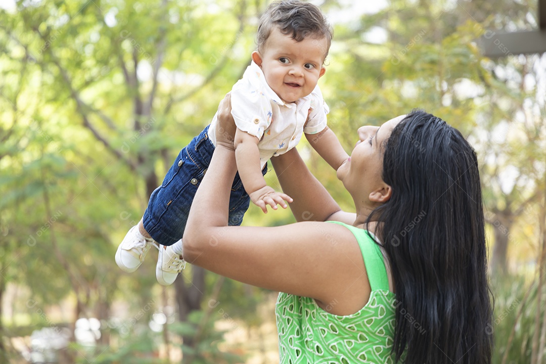Mãe feliz com seu bebê pra cima