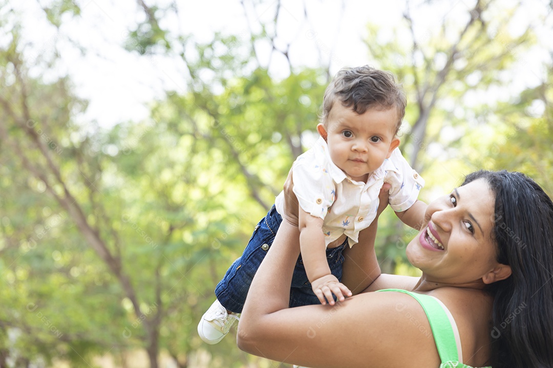 Mãe com seu filho pra cima sorrindo