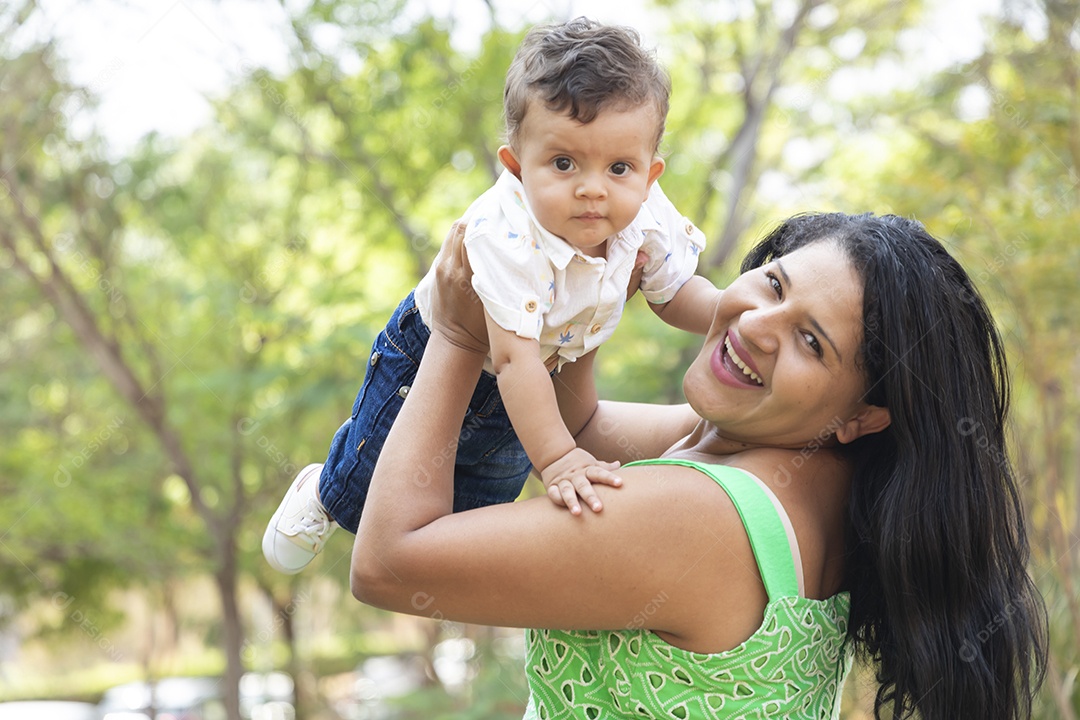 Uma mãe feliz com seu filho pra cima