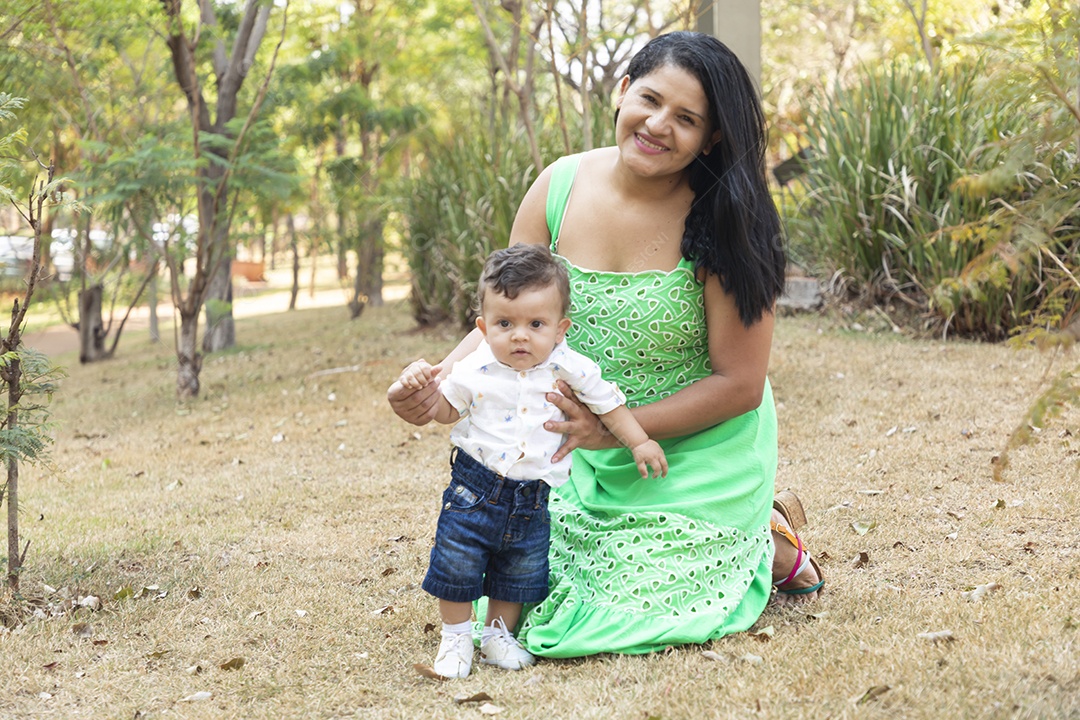 Uma mãezinha brincando com seu filho no parque