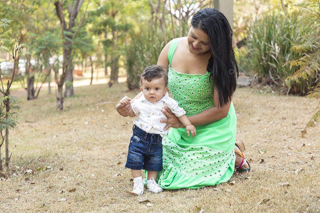 Uma mãezinha brincando com seu filho no parque