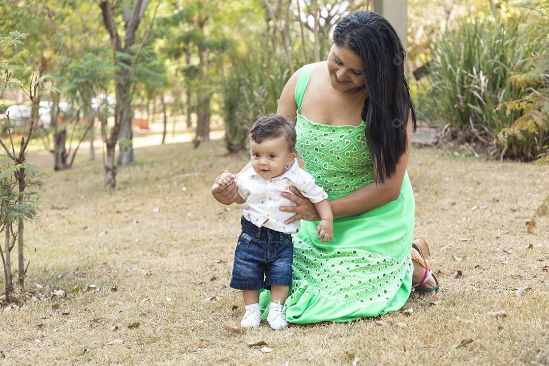 Uma mãezinha brincando com seu filho no parque