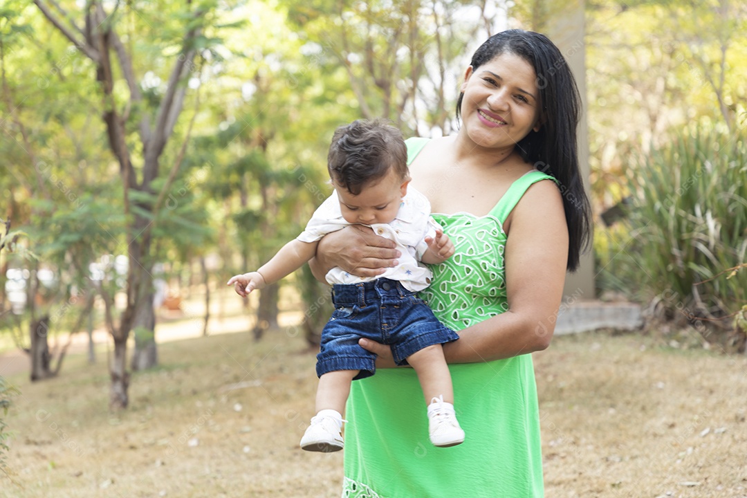 Mulher feliz segurando seu bebê