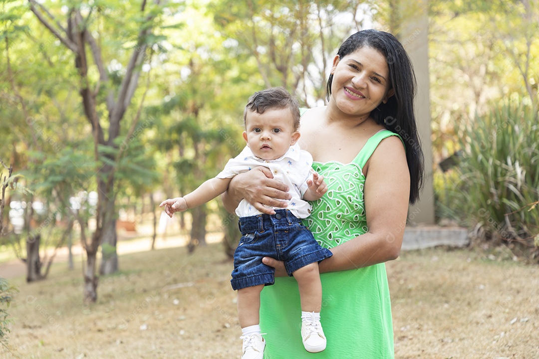 Mãe feliz com seu bebê no colo