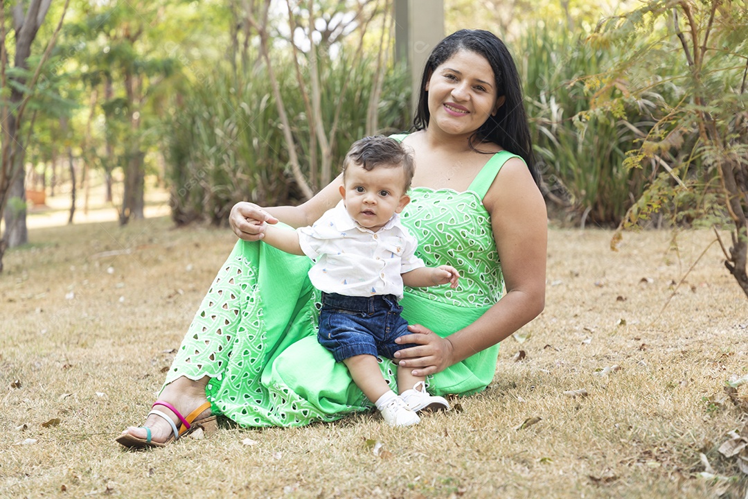 Mãe linda e feliz com seu bebezinho