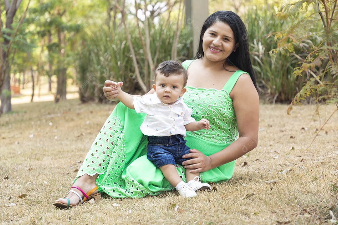 Mãe com seu bebê no colo lindos e felizes