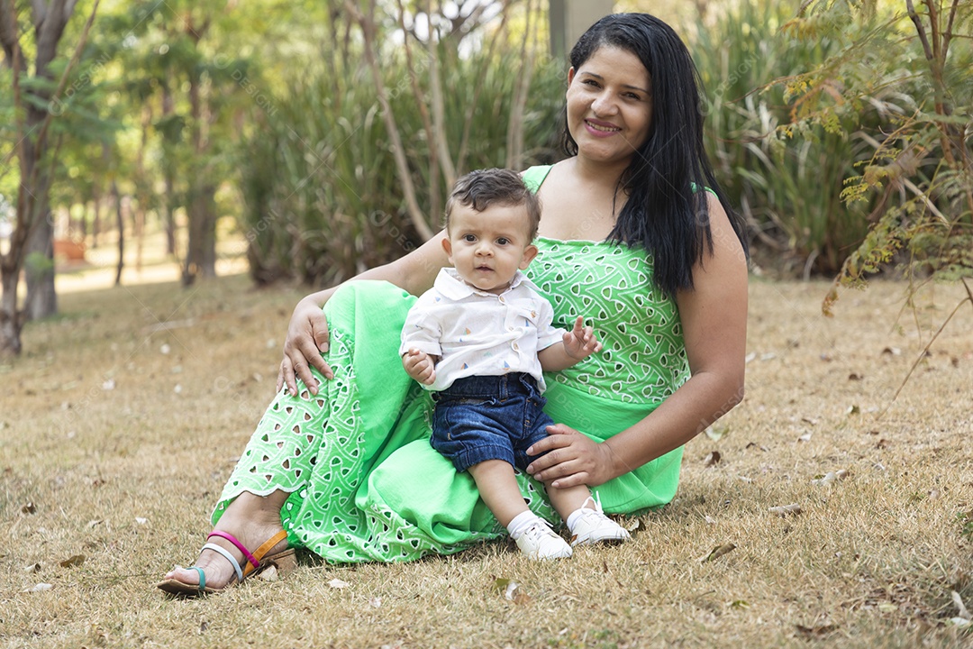 Mãe feliz com seu pequeno baby no colo