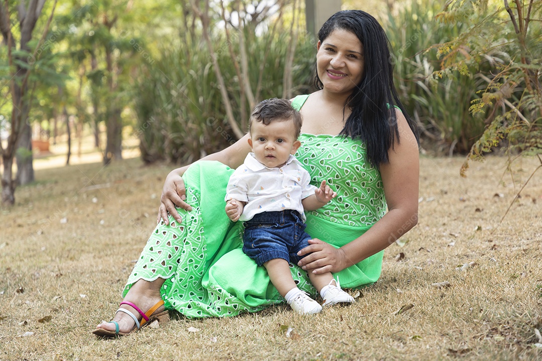 Mãe feliz com seu bebê no colo