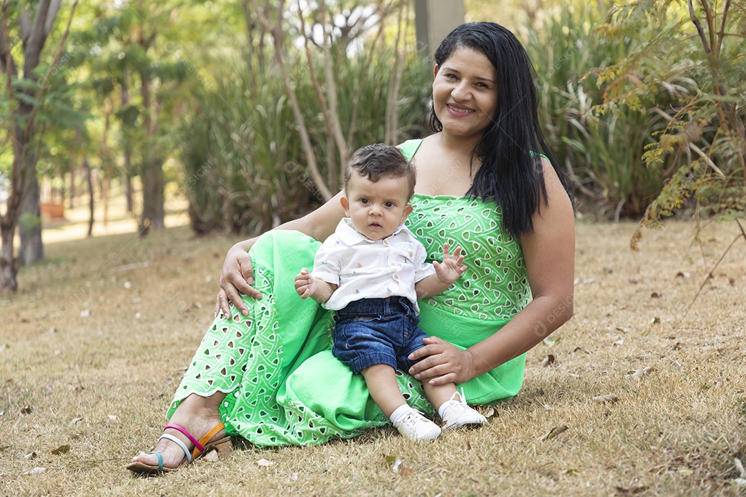 Mãe feliz com seu bebê lindo