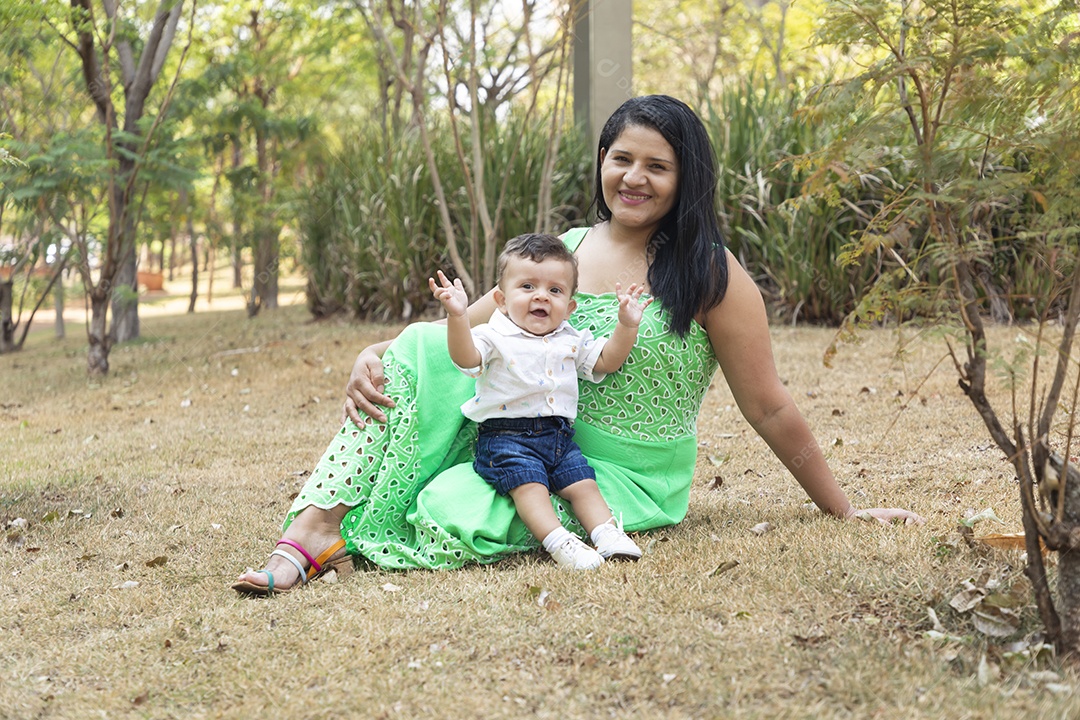 Bebê lindo no colo da mamãe