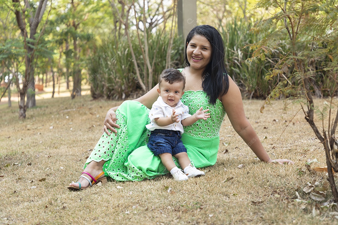 Bebê lindo no colo da mamãe