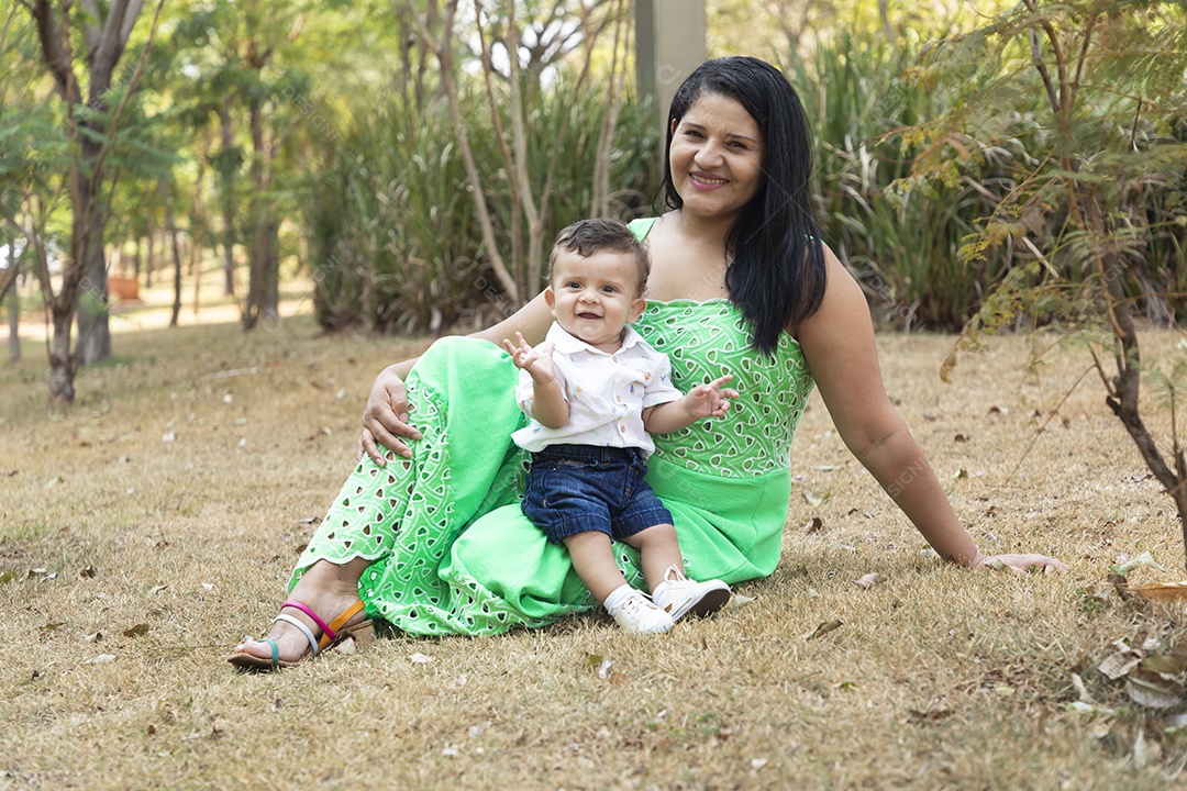 Uma linda mãe com seu bebê feliz