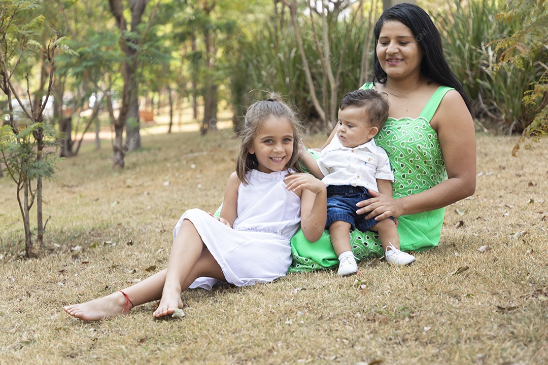 Família linda ao ar livre curtindo em uma parque