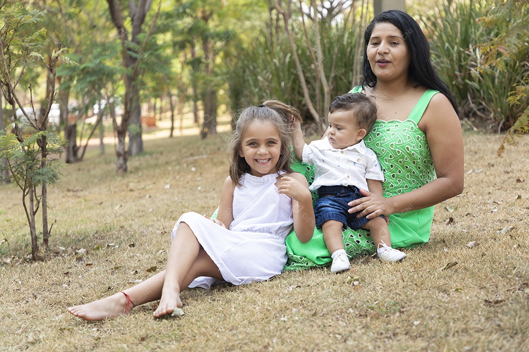 Uma família feliz ao ar livre
