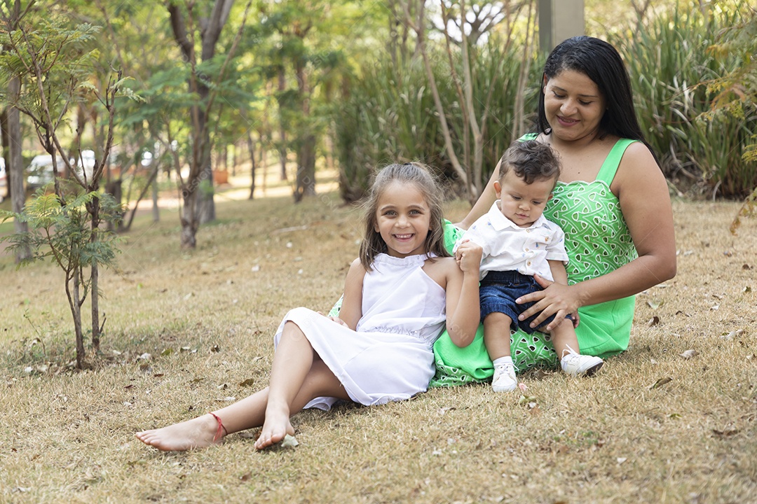 Família feliz em um parque