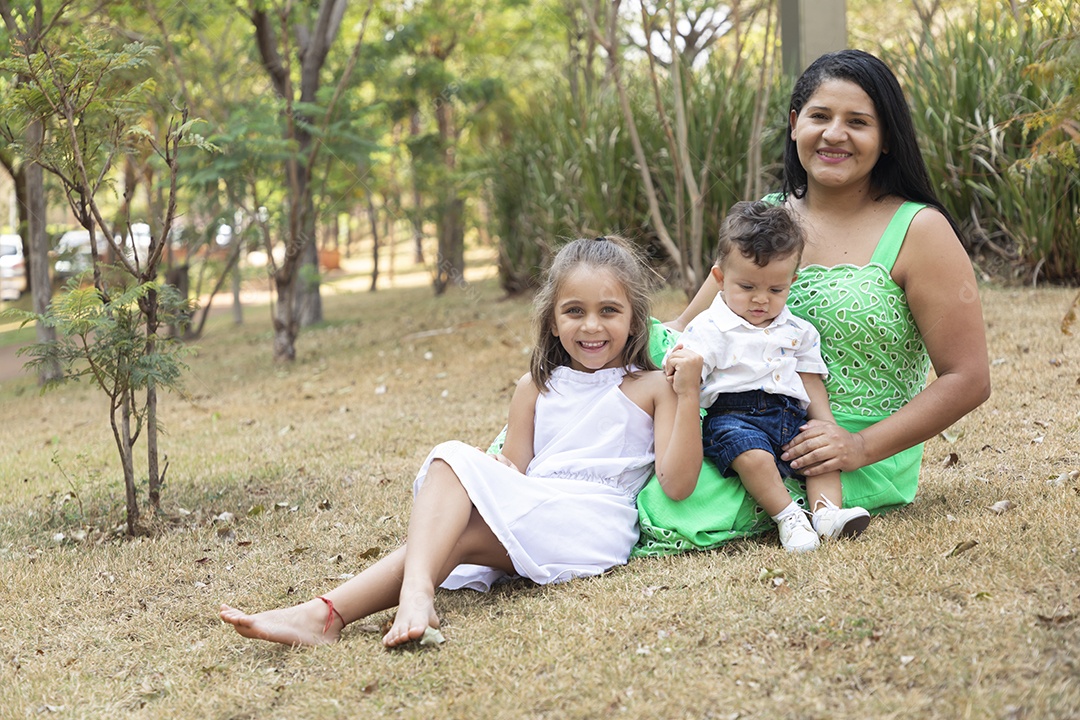 Família linda e feliz em um parque