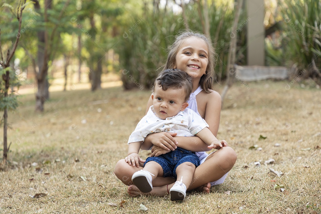 Menina segurando seu irmãozinho