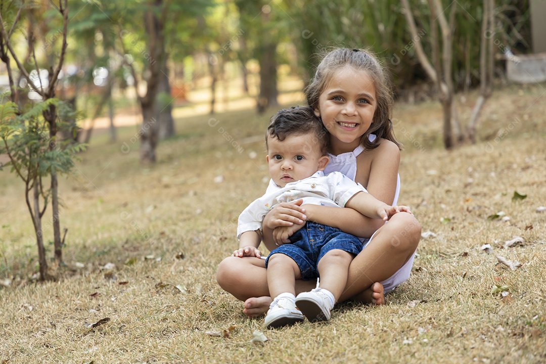 Irmãos juntinhos para foto
