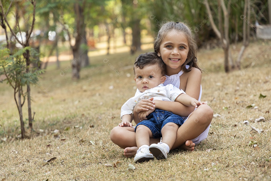 Irmãos juntinhos para foto
