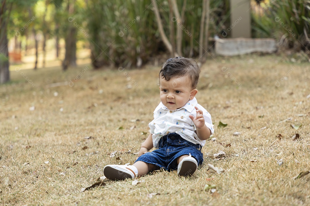 Bebê fofo lindo em um gramado