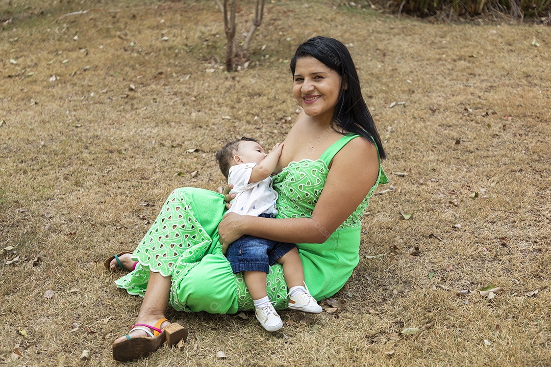Uma mãe amamentando seu bebê ao ar livre