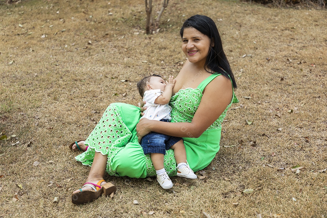 Mãe amamentando seu bebê ao ar livre