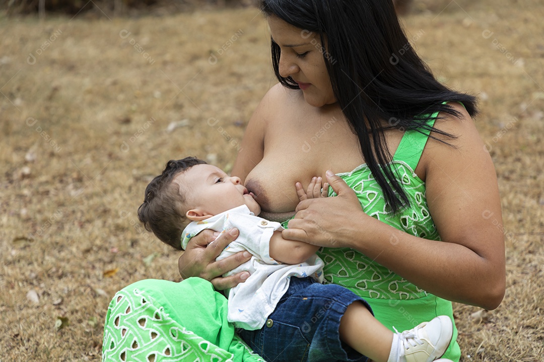 Mãe amamentando seu bebê ao ar livre