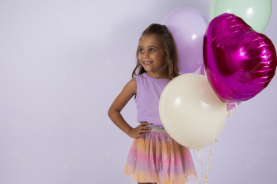 Linda garotinha posando para fotos de aniversário