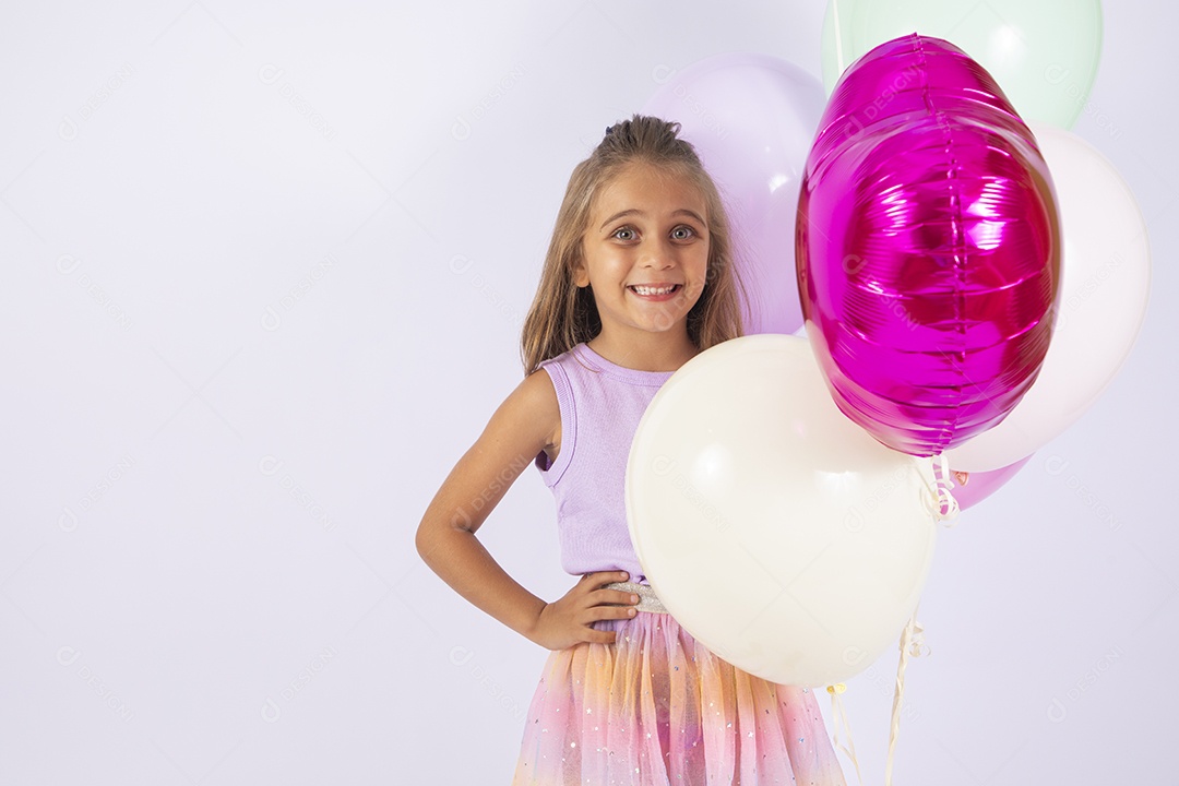 Uma garotinha linda sorrindo posando para fotos de aniversário